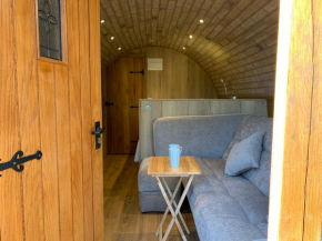 Summer escape luxury Hobbit house with Hot tub!